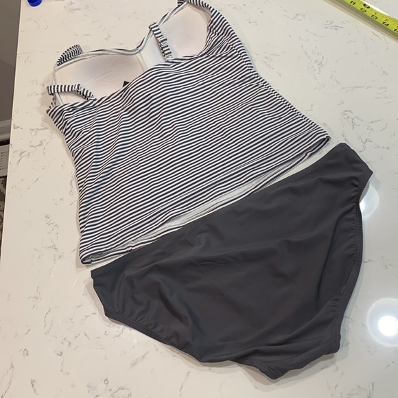 Size 14 Molded Niptuck Swim Top - Picture 4 of 11